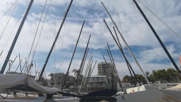 Lodě kotvící na pláži v Benicassim — Stock video
