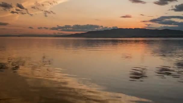 Zeitraffer-Aufnahmen von Sonnenuntergang über Wasser mit Wolken — Stockvideo