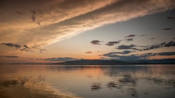 雲と水の上の日没のタイムラプス映像 — ストック動画