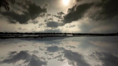 Hareket eden bulutların zaman çizelgesi denize yansıyor