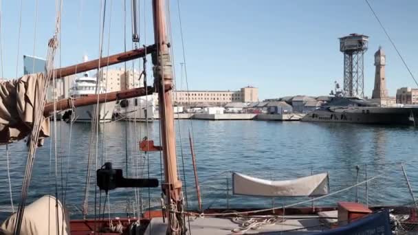 Iates de luxo no porto de Vell Port, Espanha Barcelona — Vídeo de Stock