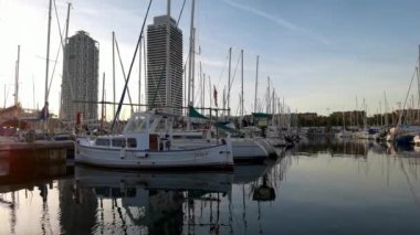 Gün batımında Barselona 'da Port Olimpiyatları