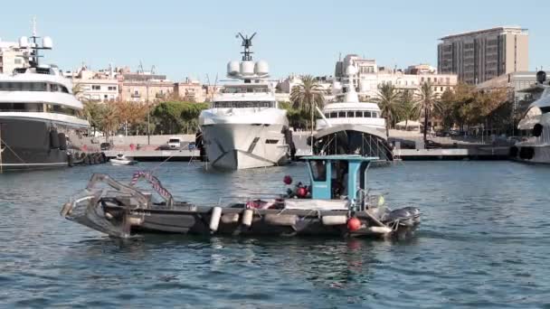 Luxury yachts in port vell harbour, barcelona spain — Stock Video