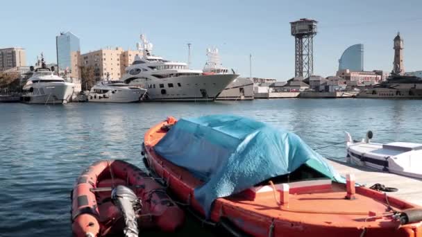 Роскошные яхты в гавани порта Велл, Барселона, Испания — стоковое видео