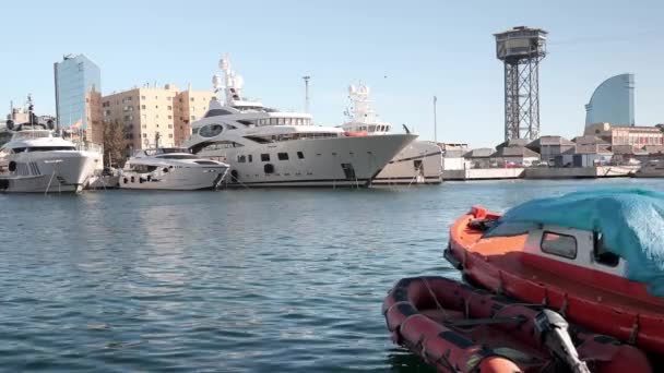 Lyxjakter i hamnen vell hamn, barcelona spain — Stockvideo