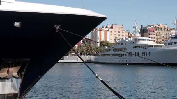 ポートベル港、バルセロナスペインの高級ヨット — ストック動画