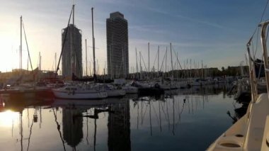 Gün batımında Barselona 'da Port Olimpiyatları