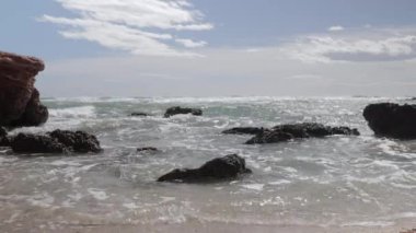 Sahildeki dalgaların ve kayaların zaman kayalıkları
