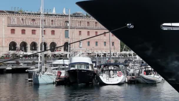 Πολυτελή γιοτ στο λιμάνι vell λιμάνι, barcelona spain — Αρχείο Βίντεο