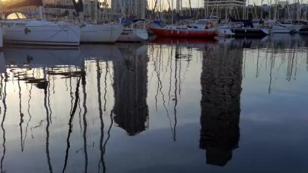 Олімпійський порт у Барселоні на заході сонця. — стокове відео
