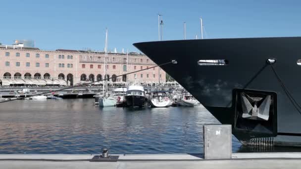 Kapal pesiar mewah di pelabuhan vell harbour, barcelona spain — Stok Video