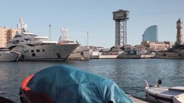 Barselona İspanya, Vell Limanı 'nda lüks yatlar.