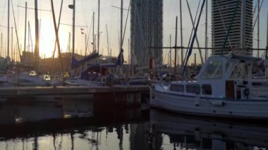 Gün batımında Barselona 'da Port Olimpiyatları