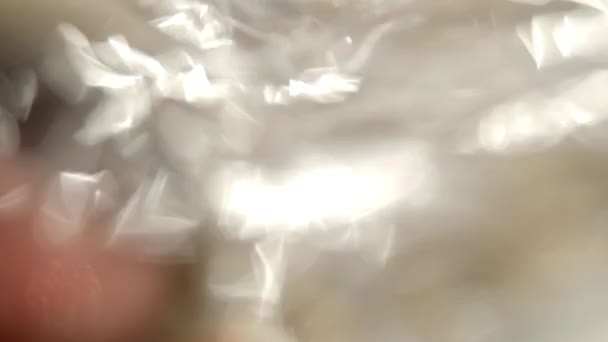 Deniz kıyısındaki ıslak çakıl taşlarının makro görüntüleri — Stok video