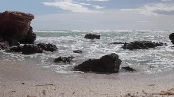 Sahildeki dalgaların ve kayaların zaman kayalıkları — Stok video
