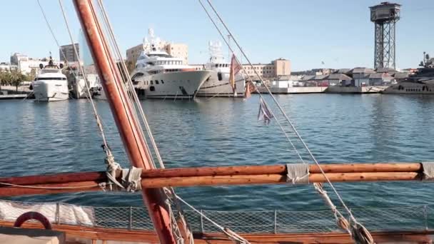 Lyxjakter i hamnen vell hamn, barcelona spain — Stockvideo