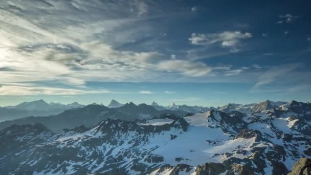 Včasné video pevnosti Mont poblíž verbieru ve švýcarských Alpách — Stock video