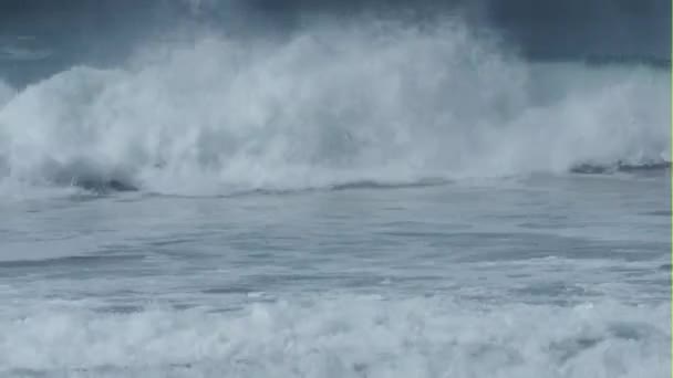 Denizde ağır çekim dalgası — Stok video