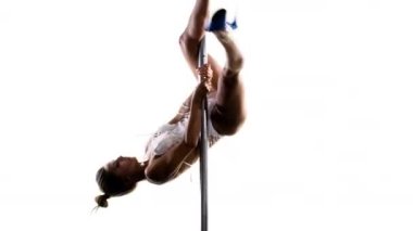 Polonyalı dansçı stüdyoda poz veriyor ve dans ediyor.