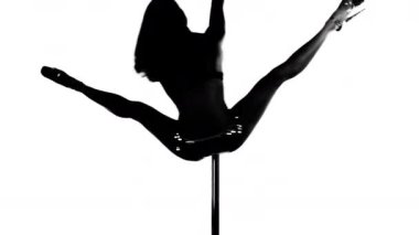 Polonyalı dansçı stüdyoda poz veriyor ve dans ediyor.