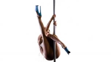 Polonyalı dansçı stüdyoda poz veriyor ve dans ediyor.