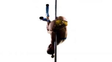 Polonyalı dansçı stüdyoda poz veriyor ve dans ediyor.