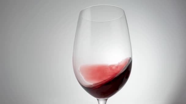 Grabación en cámara lenta de vino tinto girando alrededor del vidrio — Vídeos de Stock