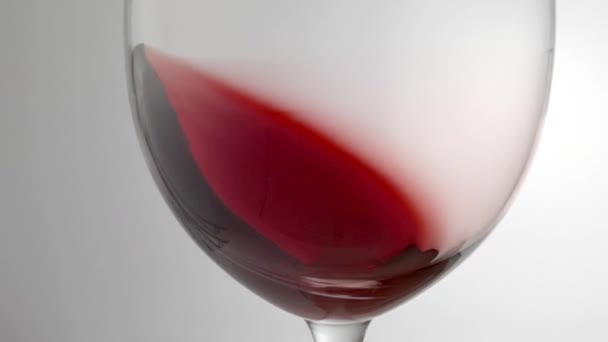 Grabación en cámara lenta de vino tinto girando alrededor del vidrio — Vídeos de Stock