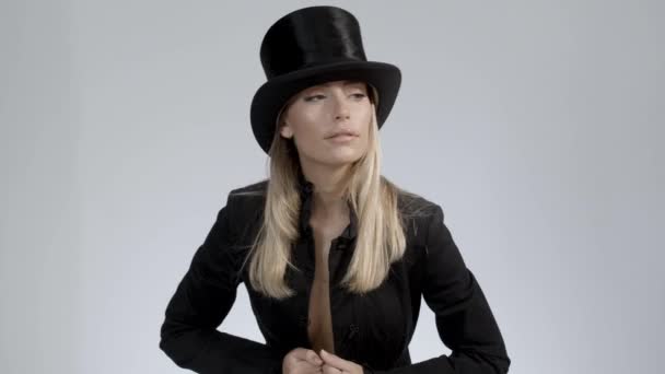 Mujer joven con top negro y chaqueta — Vídeos de Stock