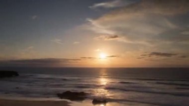 Akdeniz üzerinde gün batımında gökyüzünde hareket eden bulutların çevrilebilir videosu