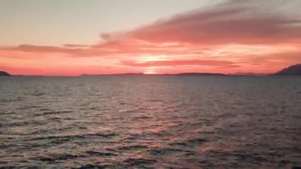 Loopbare video van verbazingwekkende lucht en zee vanaf de boot — Stockvideo