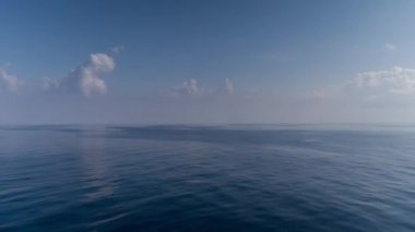 Tekneden inanılmaz gökyüzü ve denizin döngüsel videosu