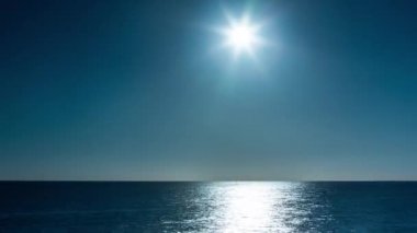Güneşin Akdeniz 'in üzerinde doğuşunun çevrilebilir videosu