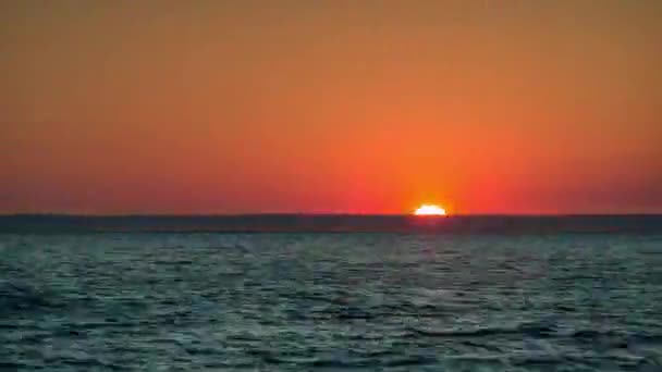 Vidéo bouclable de nuages se déplaçant dans le ciel au coucher du soleil sur la mer Méditerranée — Video