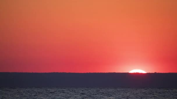 Вертикальне відео хмар, що рухаються у небі під час заходу сонця над Середземним морем. — стокове відео