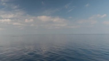 Tekneden inanılmaz gökyüzü ve denizin döngüsel videosu