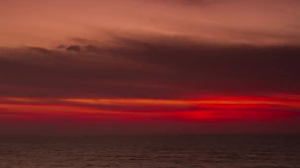 Akdeniz üzerinde gün batımında gökyüzünde hareket eden bulutların çevrilebilir videosu — Stok video