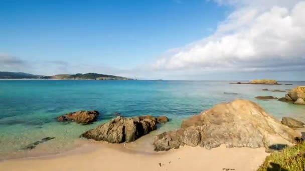 Hurtigt frem og tilbage video af en strand i Galicien, Spanien – Stock-video