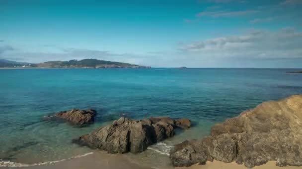 Gyors előre és hátra videó a tengerpart Galícia, Spanyolország — Stock videók