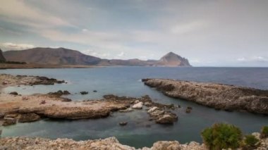 Sicilya sahilinin ileri ve geri zaman geçişi