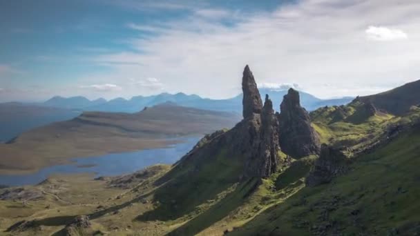 Dopředu a obráceně časová prodleva starého muže Storr Rock, Isle of Skye, Scotland — Stock video