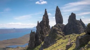 Storr Rock 'un Yaşlı Adamı' nın ileri ve geri zaman geçişi, Skye Adası, İskoçya