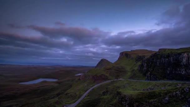 Timelapse rápido hacia adelante y hacia atrás de las montañas Quiraing — Vídeo de stock