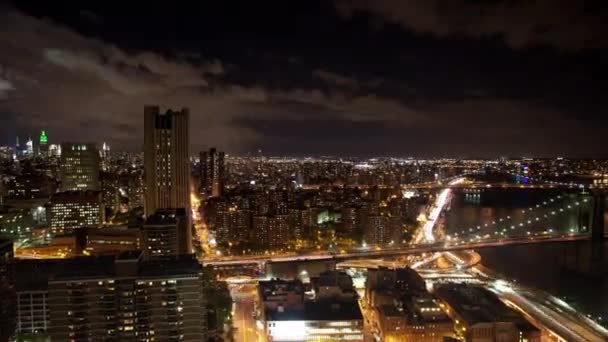 ニューヨークのスカイラインは夜になると速く逆方向に — ストック動画