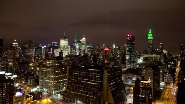 纽约的天际线朝前飞驰，夜晚倒转 — 图库视频影像