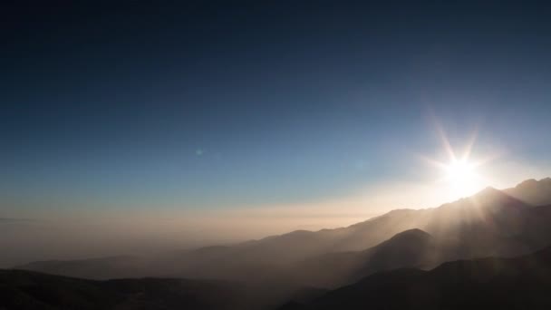 เวลาที่ผ่านไปของพระอาทิตย์ตกหมอก Tizi n ทดสอบผ่านเทือกเขา Atlas, โมร็อกโก — วีดีโอสต็อก