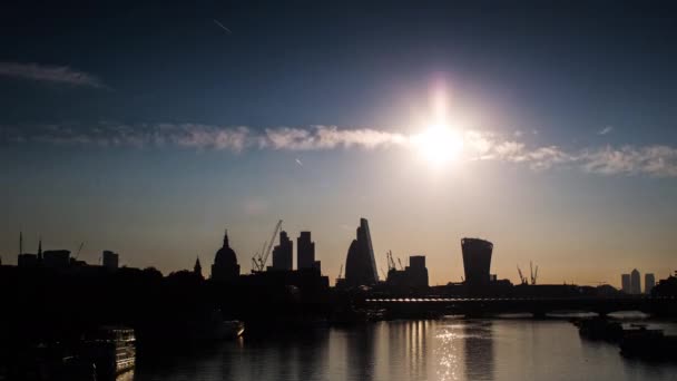 Timelapse delantero e inverso del horizonte londinense y del Támesis fluvial — Vídeos de Stock