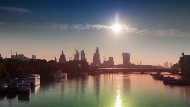 Timelapse delantero e inverso del horizonte londinense y del Támesis fluvial — Vídeo de stock