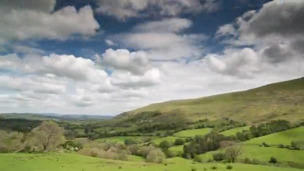 Imágenes de cine hacia adelante y hacia atrás de la escena rural inglesa — Vídeo de stock