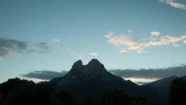 Vorwärts und rückwärts schneller Zeitrahmen der Pedra forca in Spanien — Stockvideo